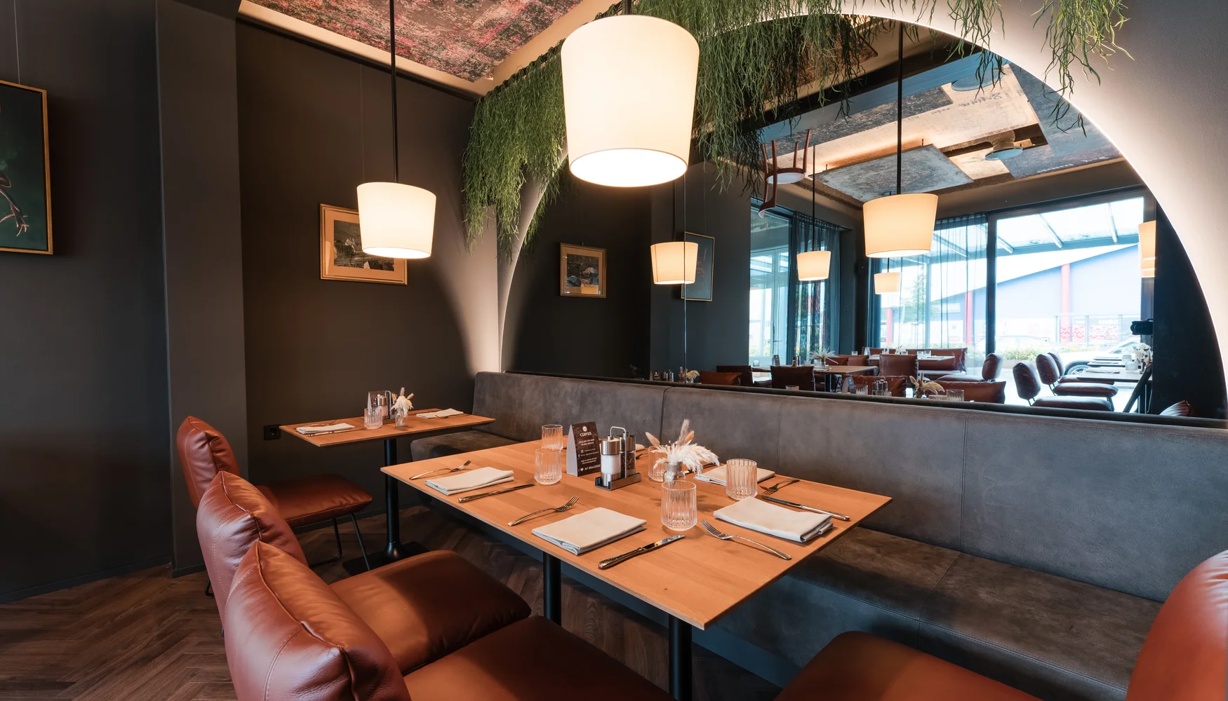 Ihr besonderes Hotel in Königsbrunn: Zeller’s Quartier Gemütlicher Restaurantbereich mit Holztischen, Ledersesseln und Hängeleuchten