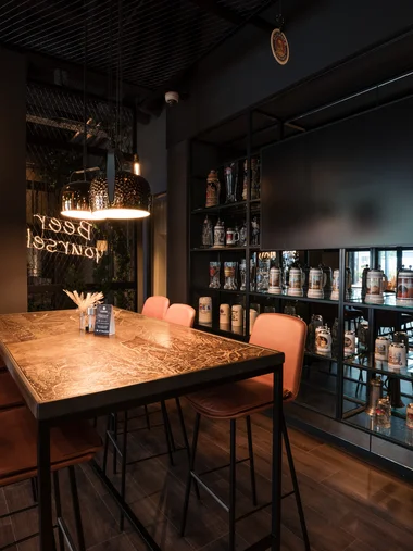 Cervus: das Restaurant in Königsbrunn mit dem gewissen Extra Moderner Gastraum mit Bartisch, Ledersesseln und dekorativen Bierkrügen an der Wand