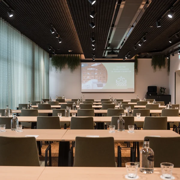 Helles Seminarzimmer mit grünen Stühlen und grünen Vorhängen Helles Seminarzimmer mit grünen Stühlen und grünen Vorhängen