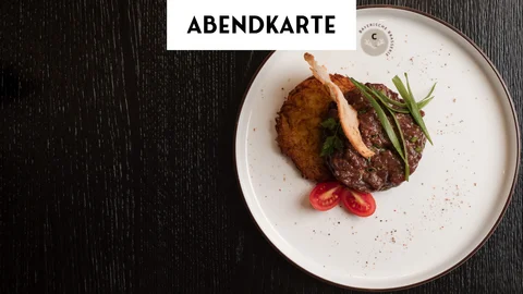 Abendkarte Abendessen mit Kartoffelpuffer, Rindfleisch und Tomate auf weißem Teller