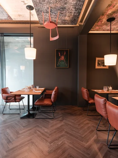 Ihr besonderes Hotel in Königsbrunn: Zeller’s Quartier Moderner Gastraum eines Restaurants mit braunen Sesseln und Holzfußboden