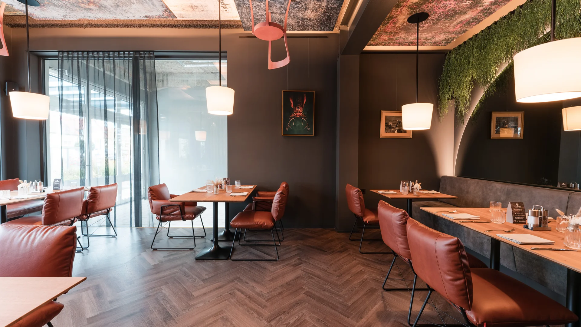 Cervus: das Restaurant in Königsbrunn mit dem gewissen Extra Modernes Restaurant mit Ledersesseln und Holzfußboden