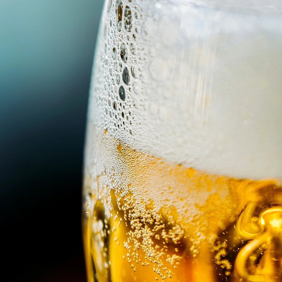 Biergarten rund um Königsbrunn gesucht? Nahaufnahme eines Bierglases mit Schaum und Blasen
