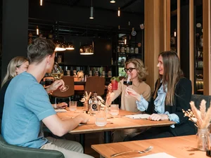 Cervus: das Restaurant in Königsbrunn mit dem gewissen Extra Vier Personen stoßen mit Getränken in einem modernen Restaurant an