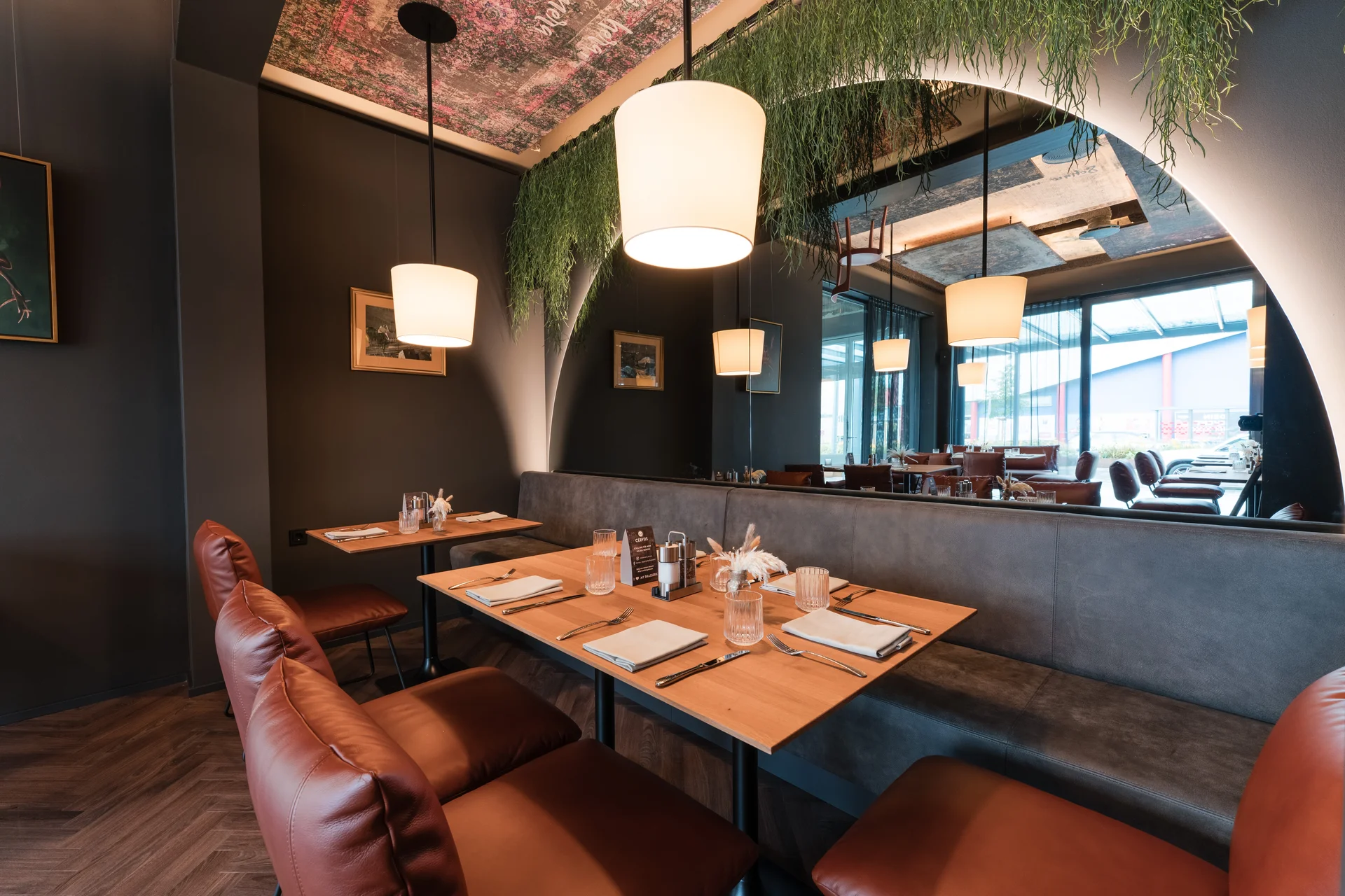 Cervus: das Restaurant in Königsbrunn mit dem gewissen Extra Modern eingerichtetes Restaurant mit Ledersesseln und hängenden Lampen