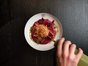 Cervus: das Restaurant in Königsbrunn mit dem gewissen Extra Kunstvoll angerichteter Teller mit rosa Püree, Pilzen und Garnitur auf dunklem Tisch