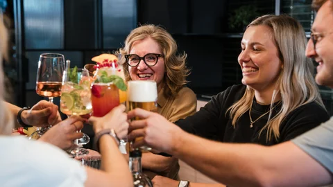 Ihr besonderes Hotel in Königsbrunn: Zeller’s Quartier Gruppe von Freunden stößt mit verschiedenen Getränken an und lächelt