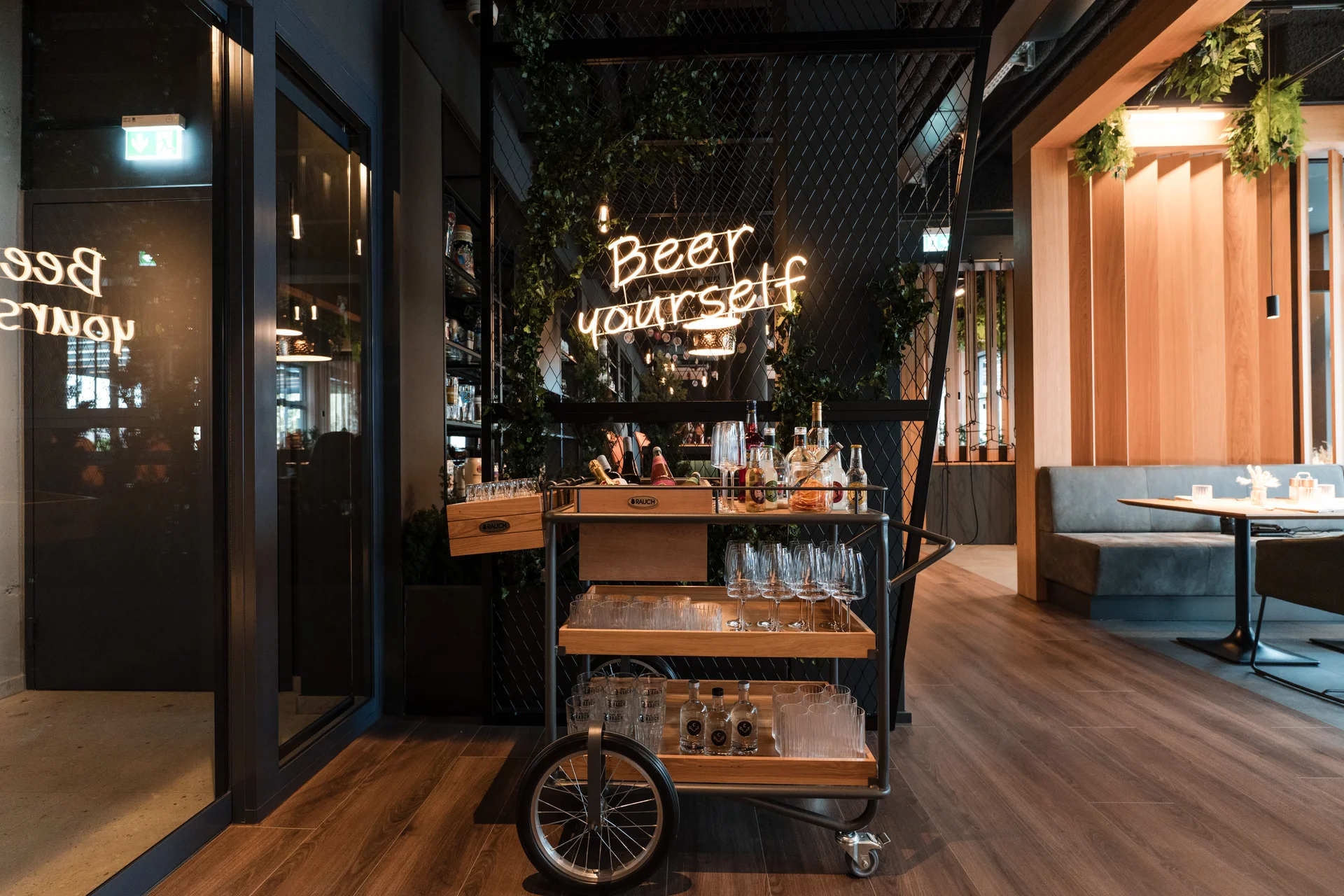 Cervus: Ihre Eventlocation in Augsburg und Umgebung Getränkewagen mit Gläsern und Flaschen in modernem Raum mit Beer yourself Schild