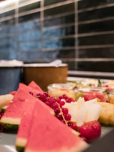 Ihr Start in den Tag: Frühstück in Königsbrunn Teller mit Wassermelone, roten Johannisbeeren, Erdbeeren und anderem Obst