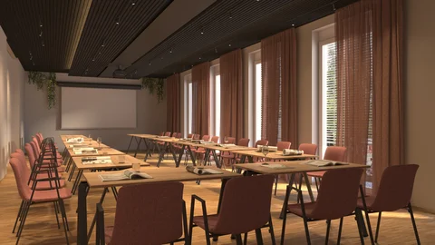 Zeller’s Quartier: das besondere Tagungshotel in Bayern Konferenzraum mit Holzstühlen, Tischen, Zeitungen und Fenster mit Vorhängen