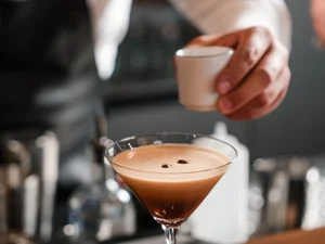 Cervus: das Restaurant in Königsbrunn mit dem gewissen Extra Barkeeper dekoriert einen Cocktail mit Kaffeebohnen mit einer Pinzette