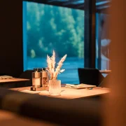 Ihr besonderes Hotel in Königsbrunn: Zeller’s Quartier Gemütlicher Restauranttisch mit Trockenblumen und Gewürzsets bei Tageslicht