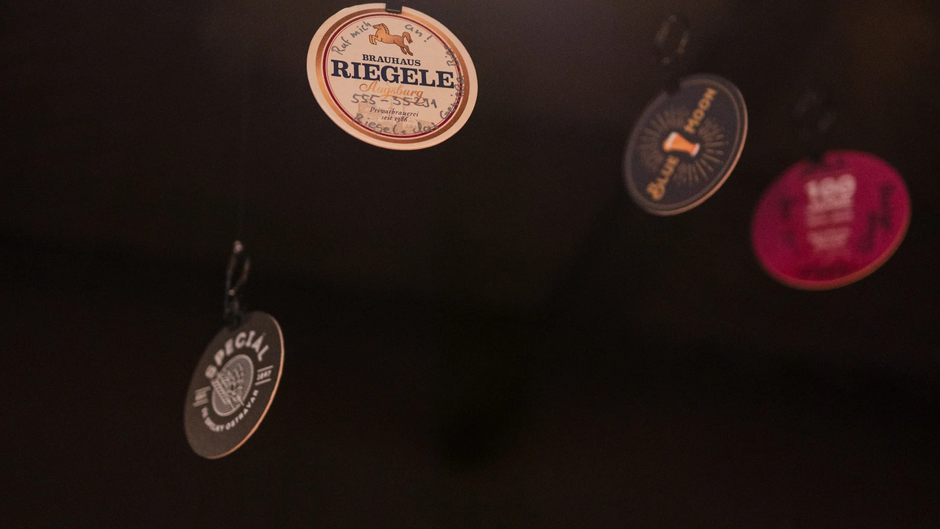 Speisekarten Bierdeckel hängen in einem dunklen Raum unter einer Deckenlampe