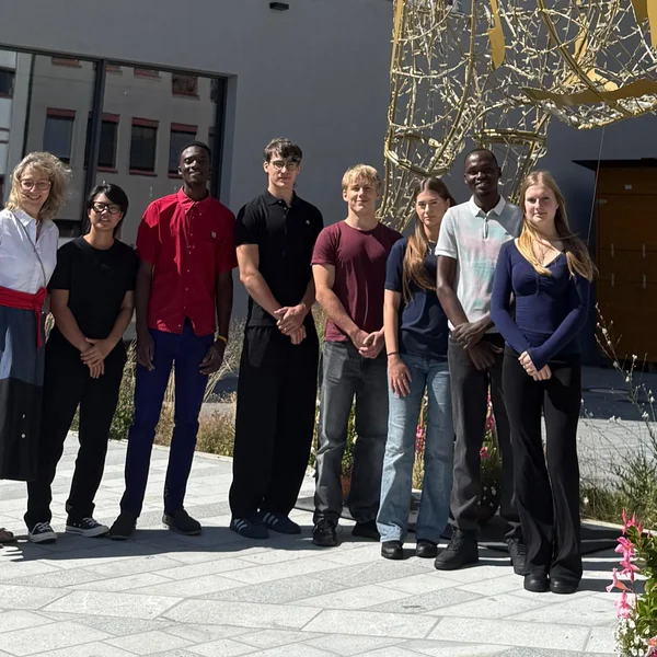 Ihr besonderes Hotel in Königsbrunn: Zeller’s Quartier Die sieben neuen Auszubildenden stehen vor dem Hotel & Restaurant unter unserem Leuchthirsch "Hirschbert".